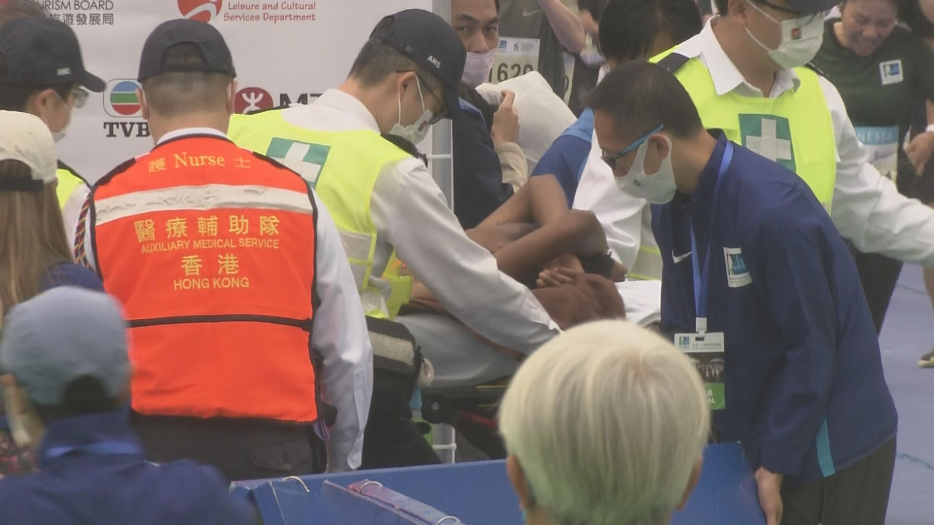 跑手維園陸續衝線　有人需由擔架床抬走