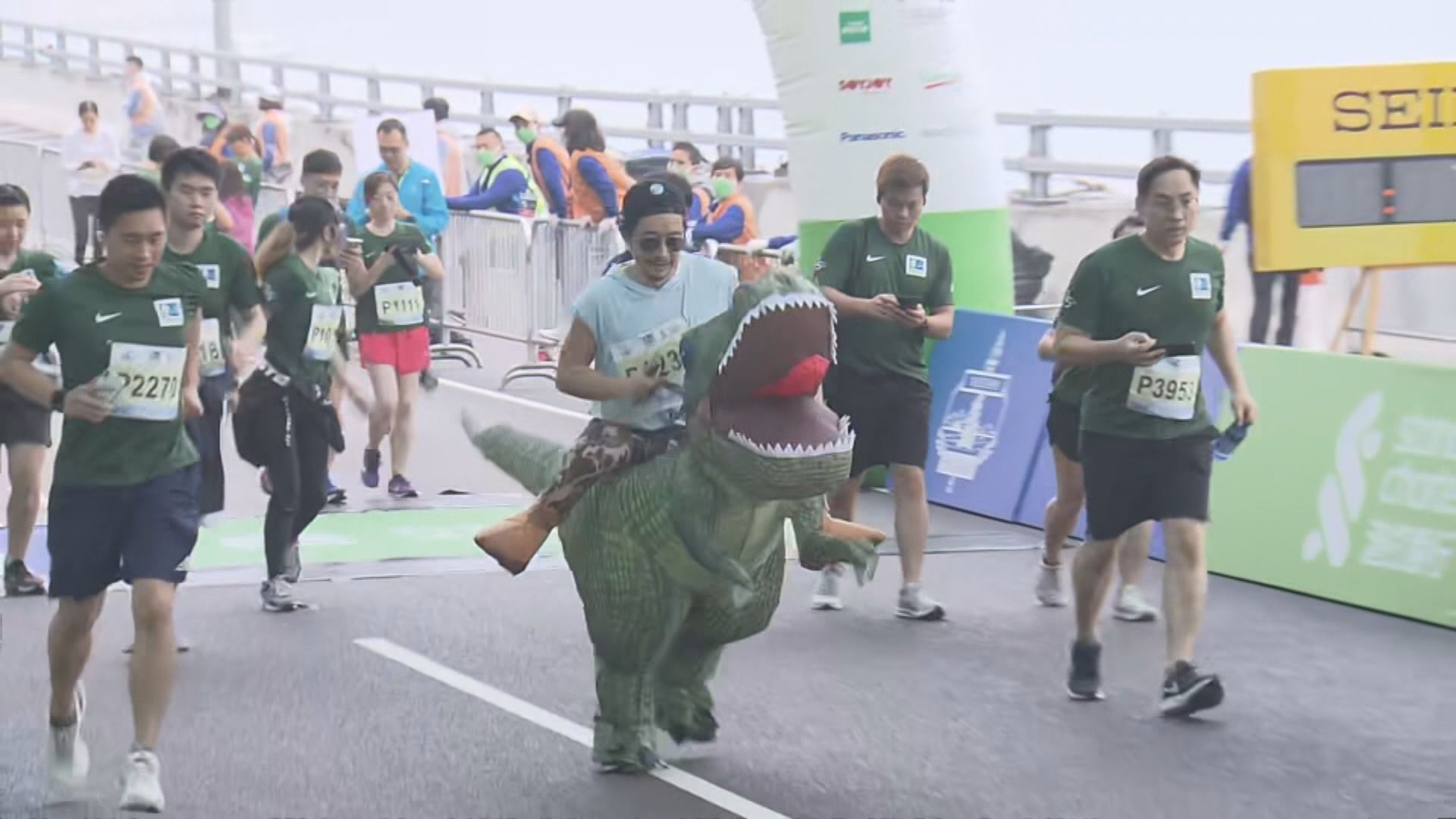 十公里賽事二萬人參賽　有人悉心打扮