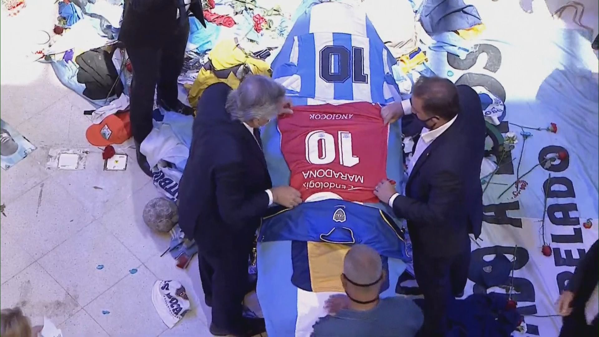 馬勒當拿靈柩移送到玫瑰宮　大批民眾送別有人衝擊防暴警