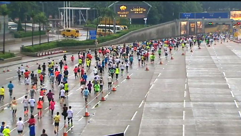 國際馬拉松　六萬多人雨中作賽