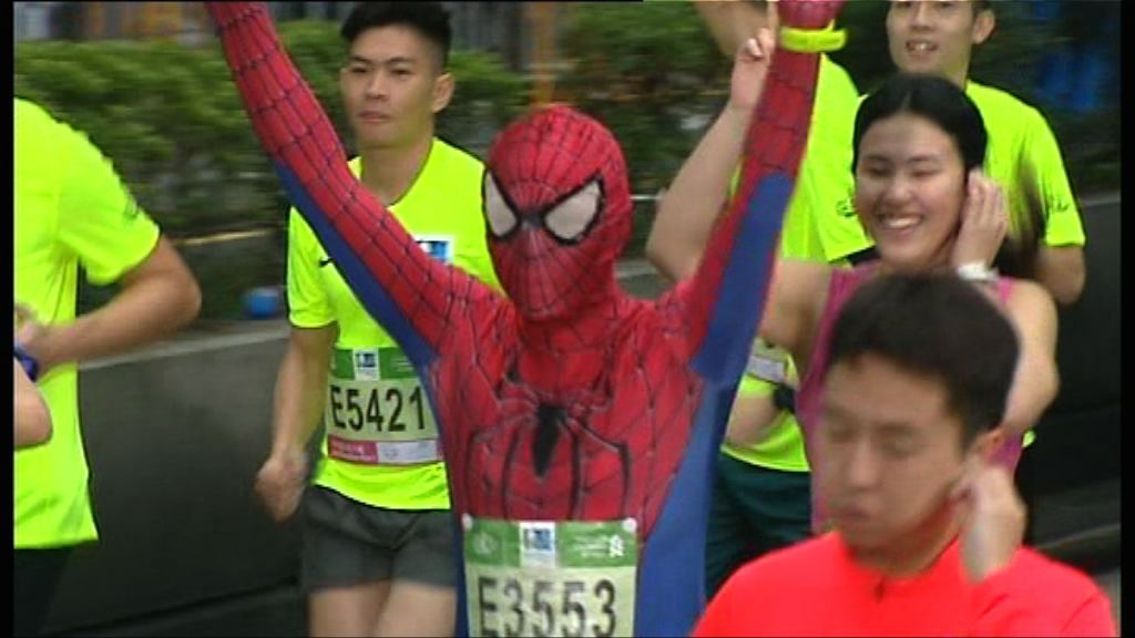 香港國際馬拉松賽　有參賽者以奇特服飾參賽