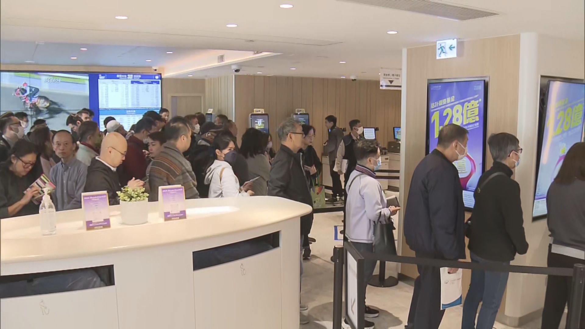 1.28億元頭獎六合彩晚上攪珠　中環投注站未開門已現人龍
