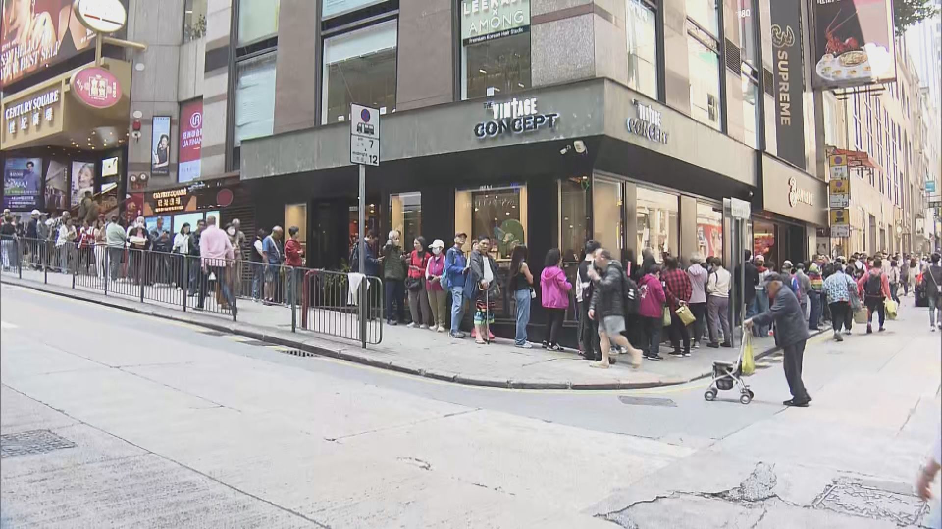 兩億新春金多寶明晚攪珠　市民排隊投注盼發橫財夢