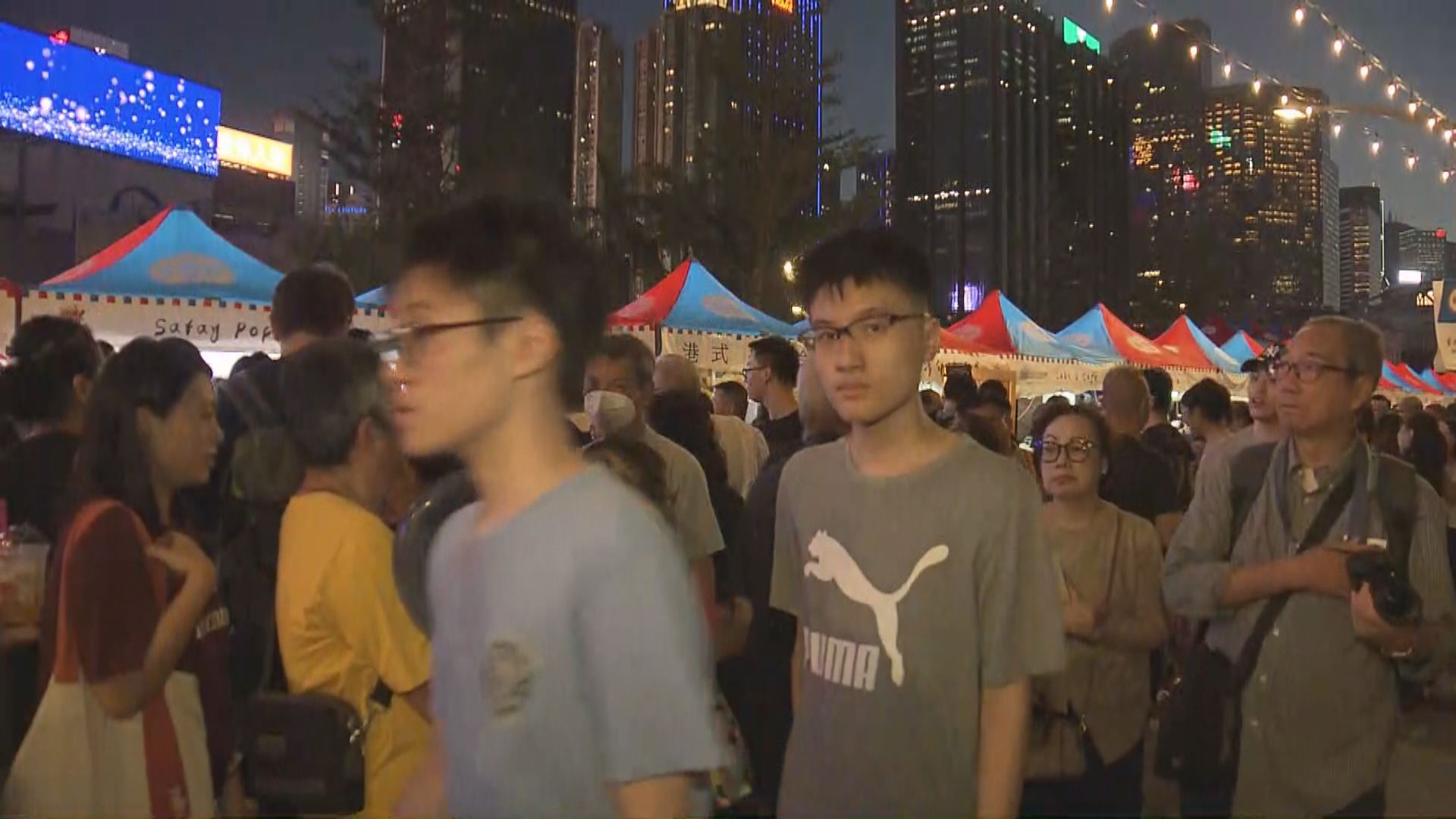 中秋夜 灣仔海濱藝遊坊人頭湧湧