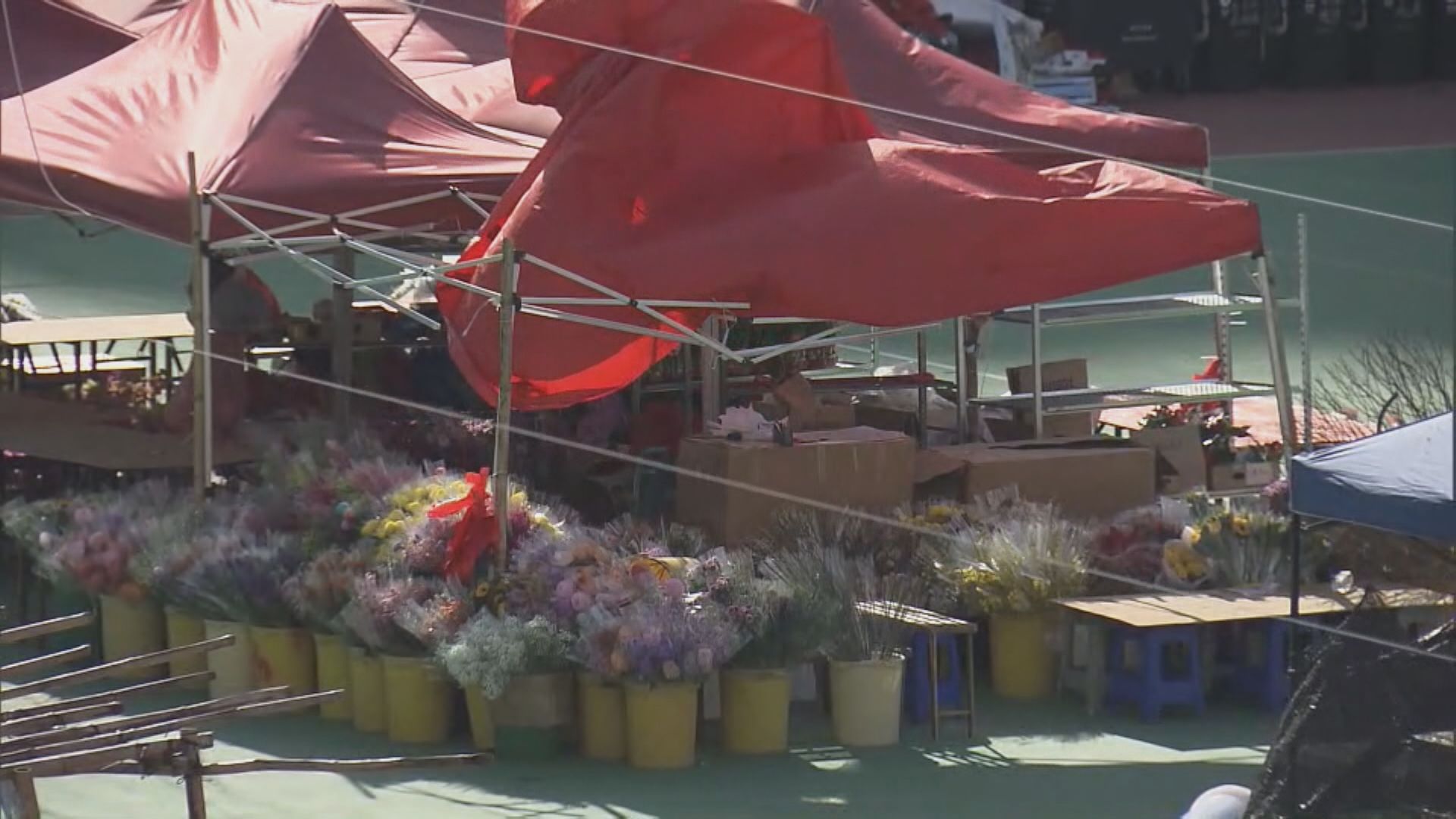 慈雲山年宵市場多個攤檔被強風吹塌　長沙灣年宵市場要暫停開放