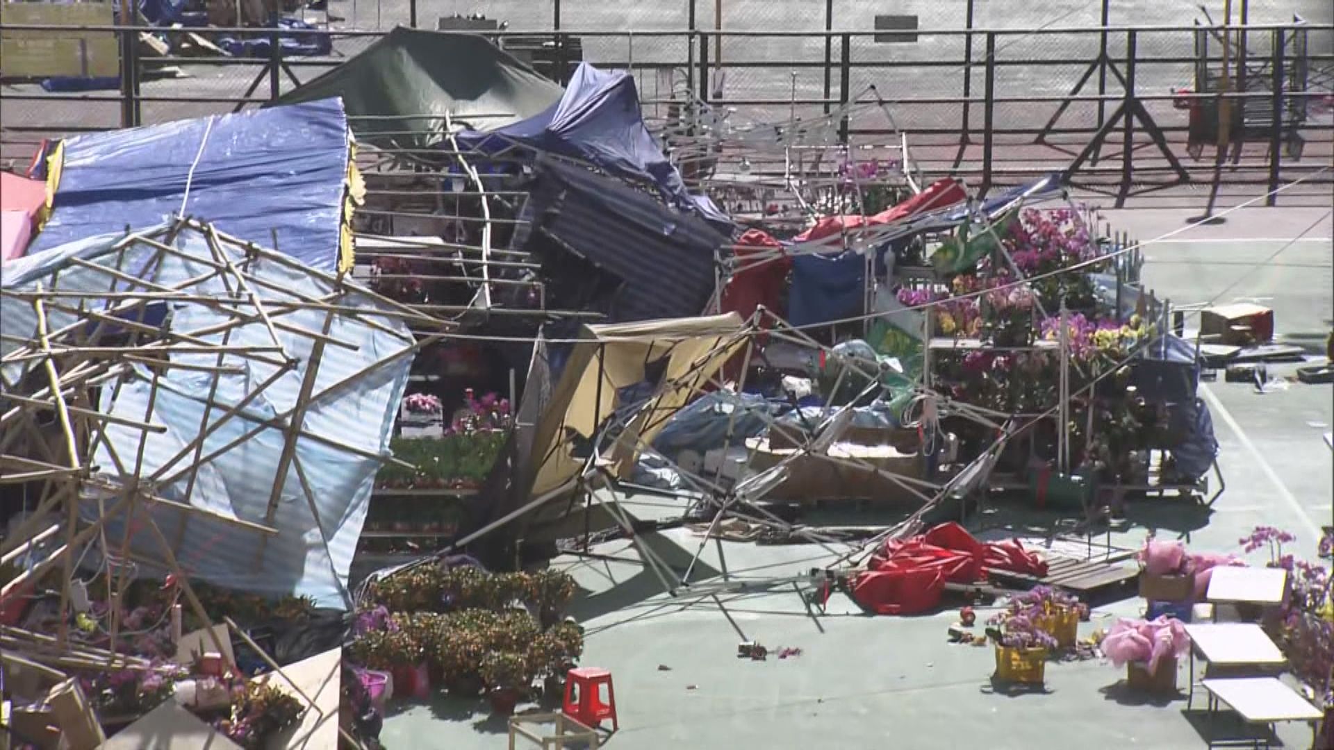 慈雲山年宵市場多個攤檔被強風吹塌　長沙灣年宵市場要暫停開放