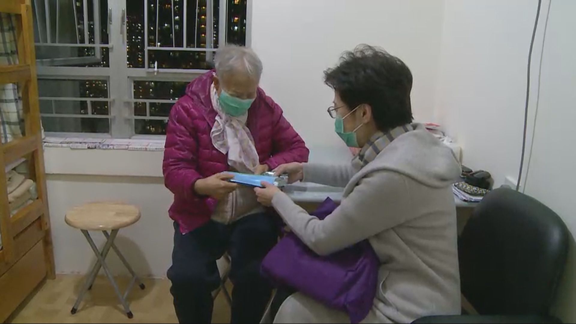 林鄭月娥派口罩等物資予有需要居民