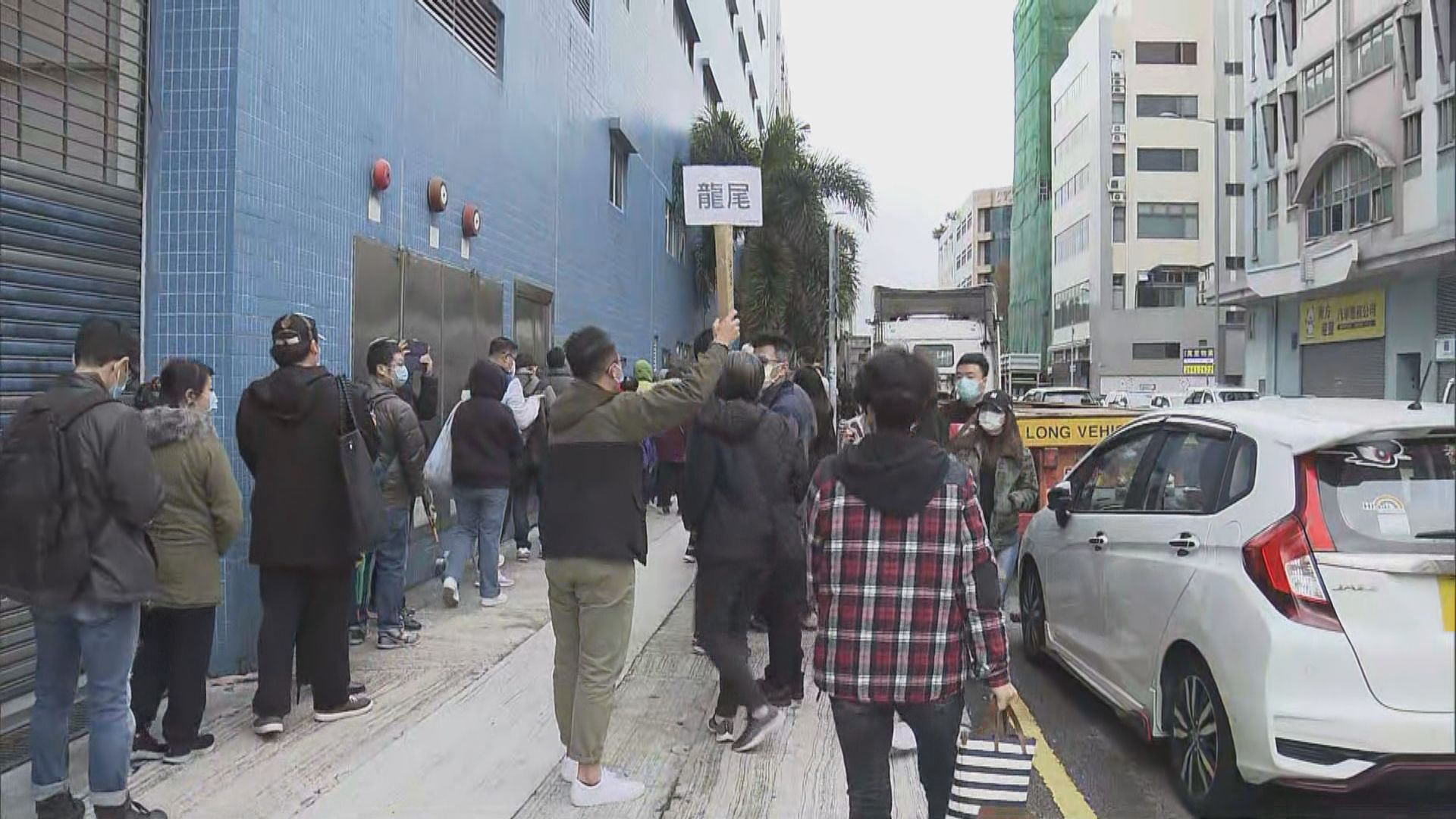 口罩供應商粉嶺開倉　數千市民寒風下排隊