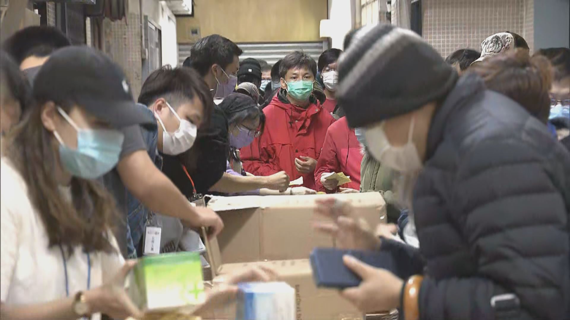 寒天排隊買口罩　市民盼政府盡快穩定供應
