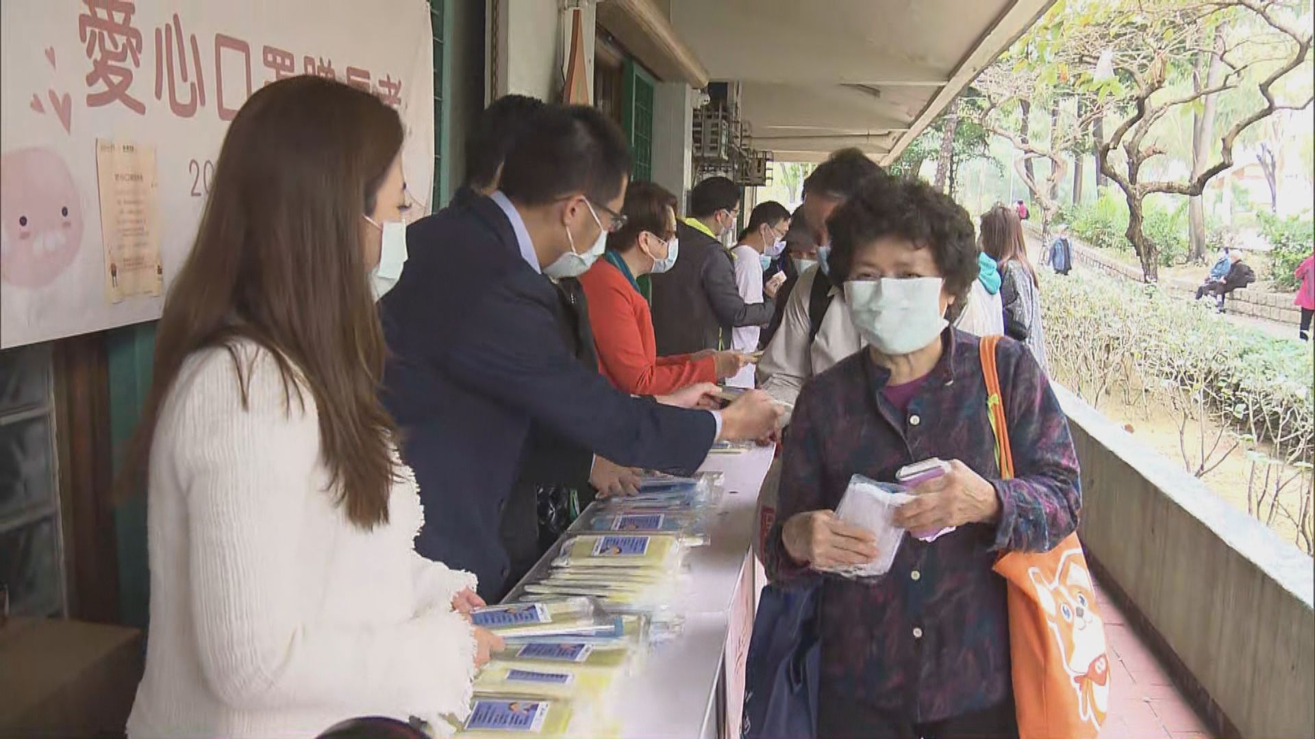 團體黃大仙東頭邨派口罩予基層長者