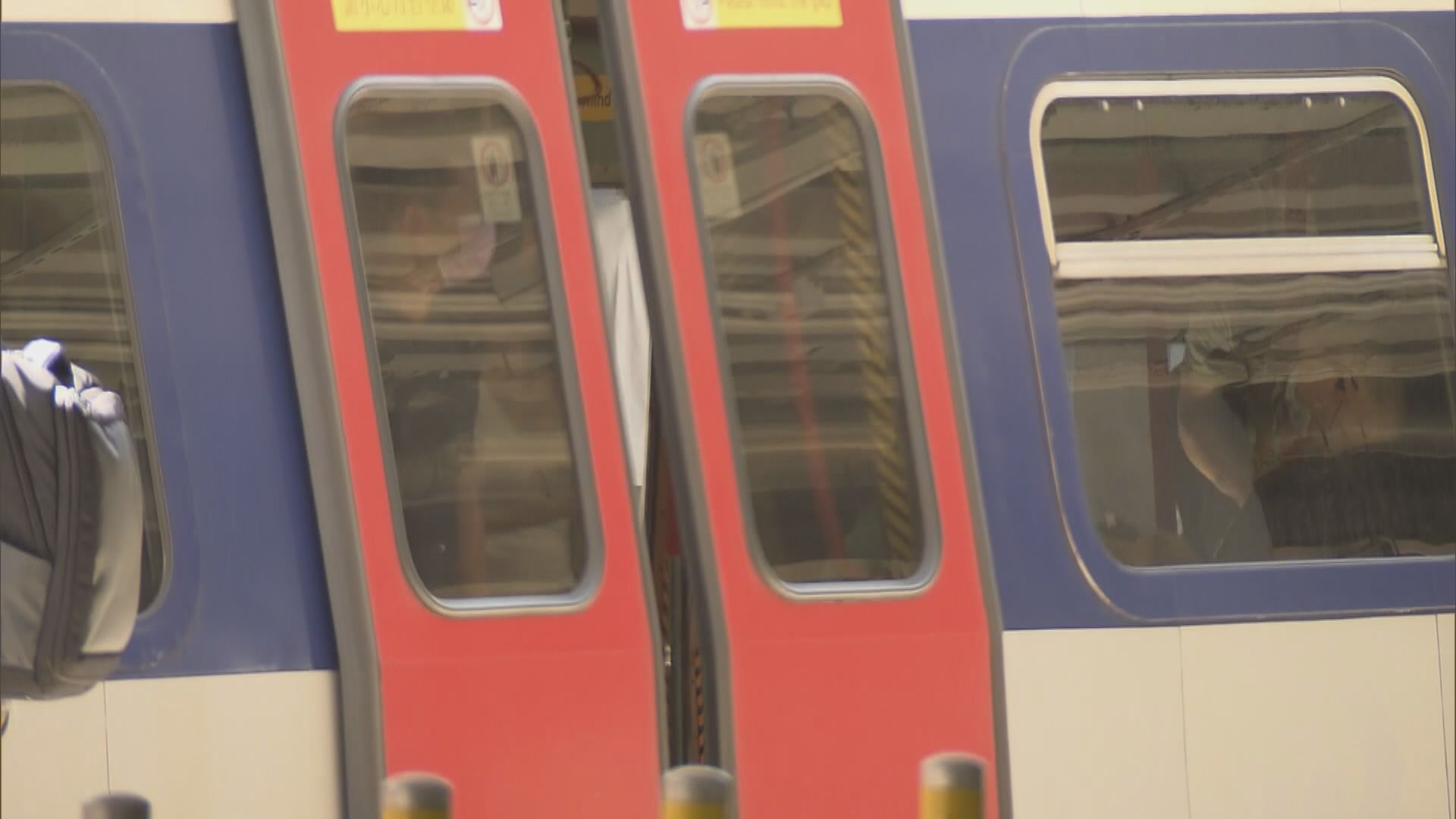 大圍站一男子拒戴口罩　港鐵勸喻不果報警