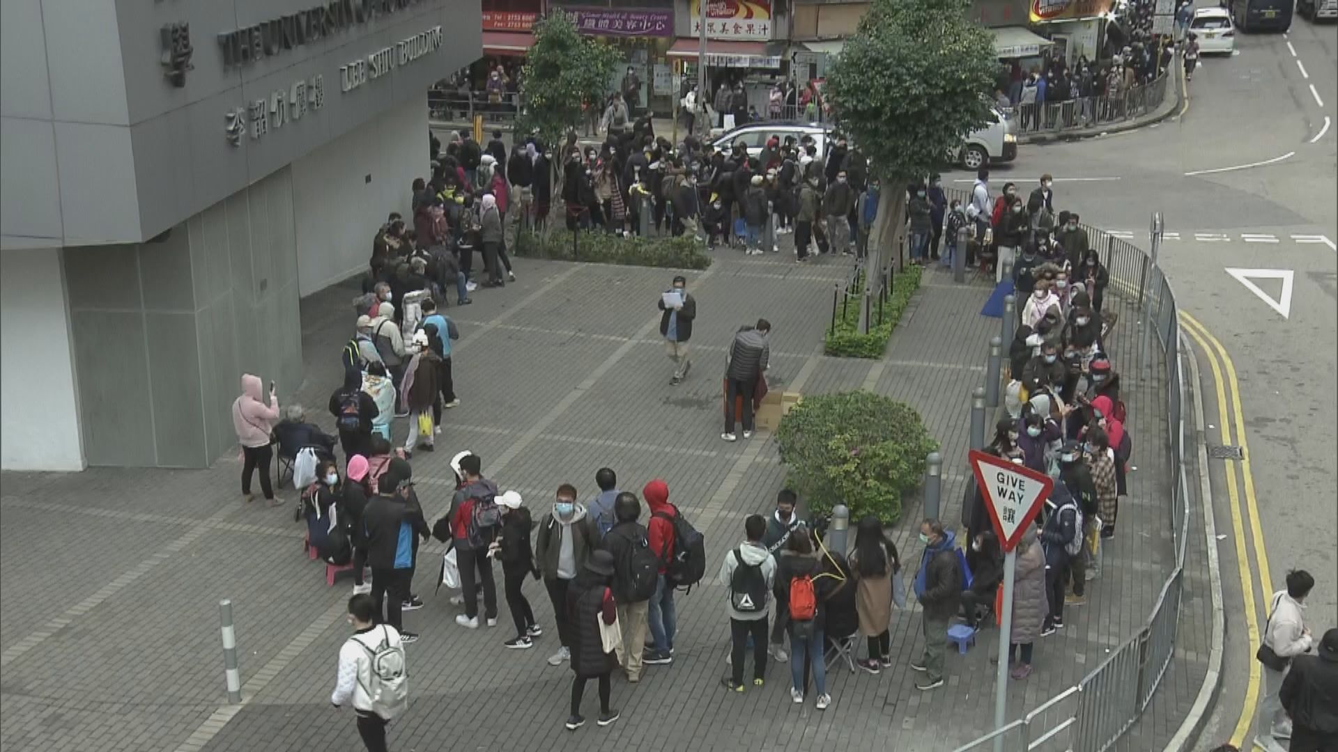 九龍灣有商店發售逾萬盒口罩　人龍塞滿附近道路