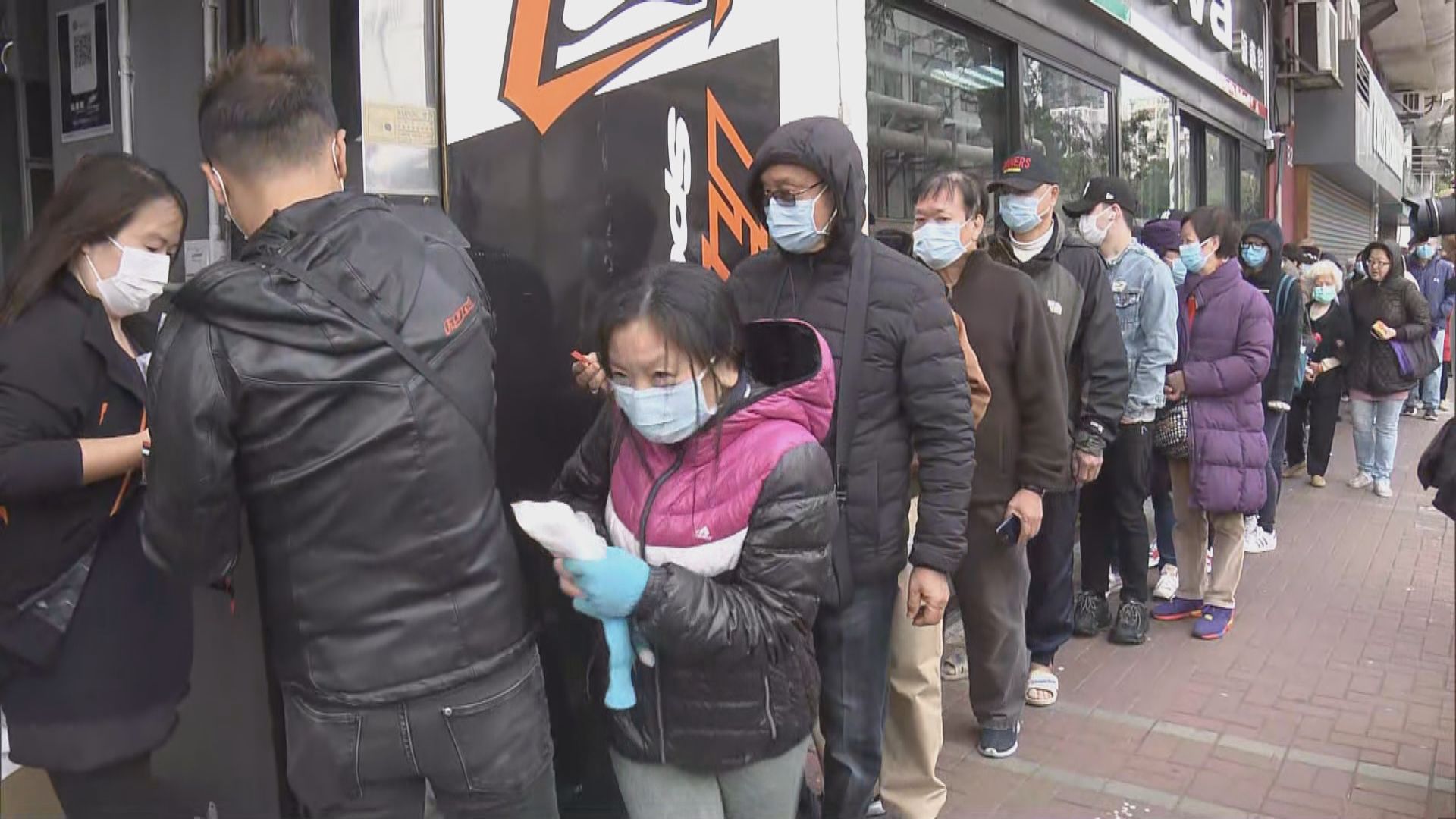 車行免費派口罩吸引大批市民排隊