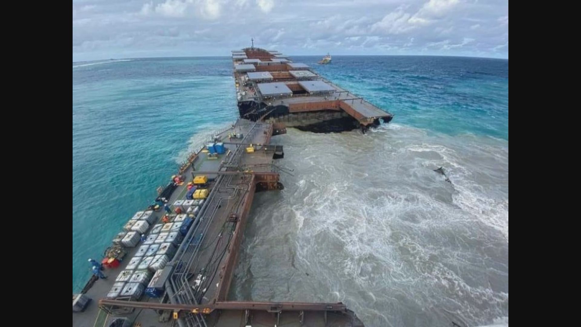 日本貨船於毛里求斯海域擱淺斷成兩截　洩漏一千噸燃油