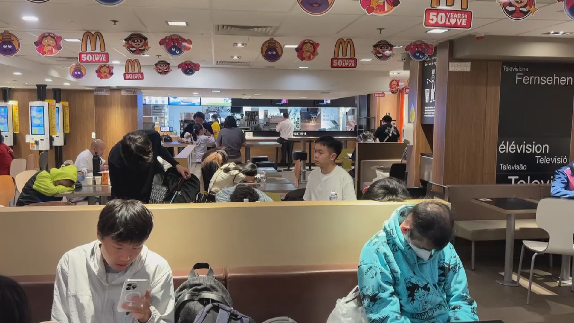 五一黃金周｜有訪港內地客快餐店過夜笑稱「因為窮」　議員倡辦特色遊吸行山客
