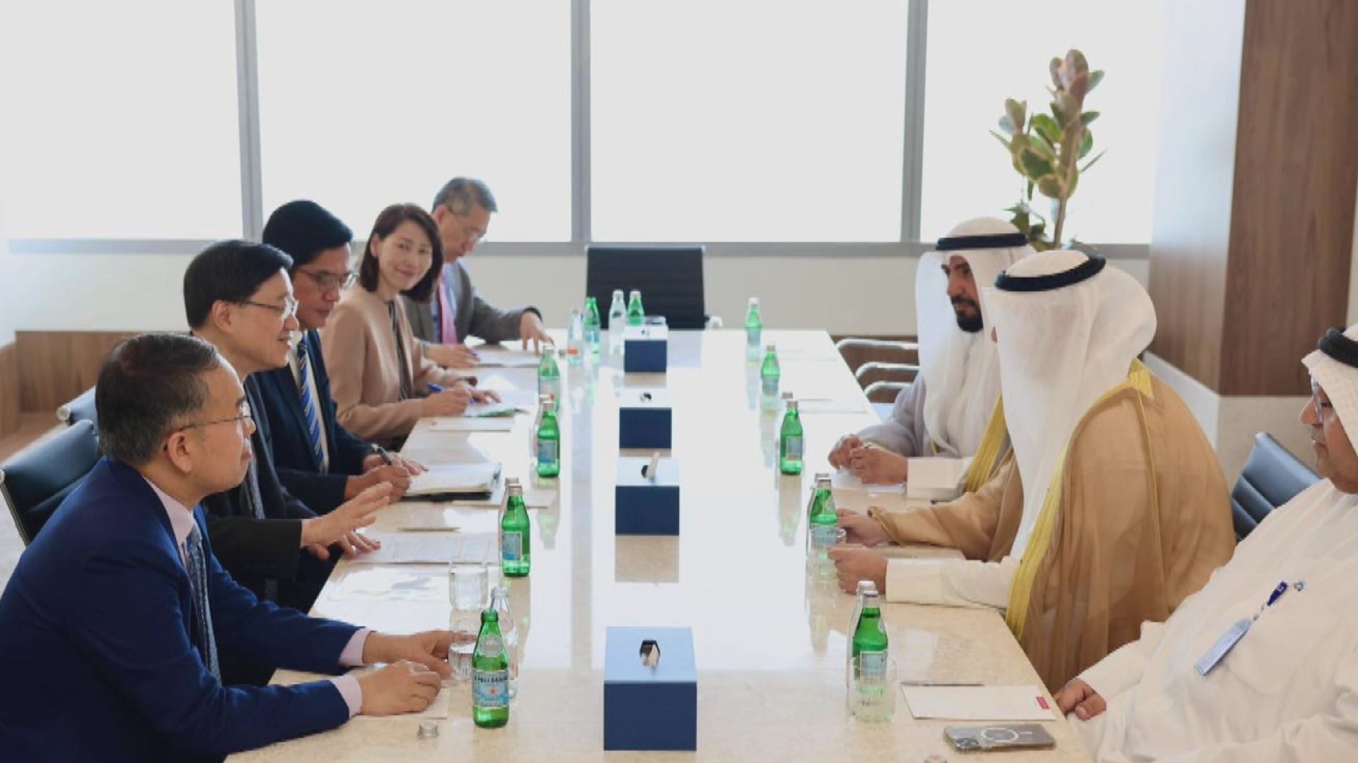 外訪中東｜李家超訪科威特　見證代表團與當地政府及企業簽合作備忘