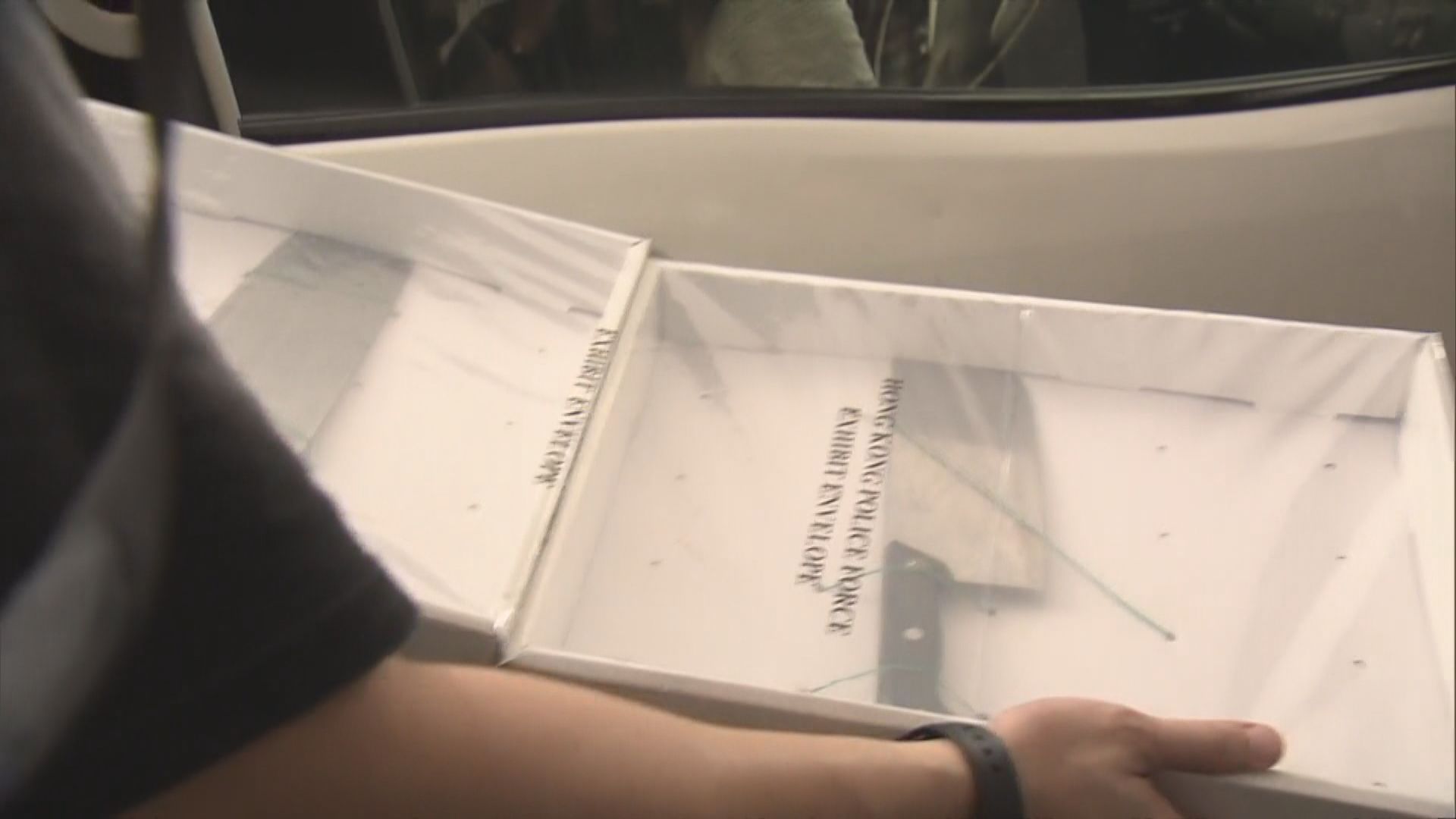 美孚新邨疑精神病男子持雙刀被警方拘捕