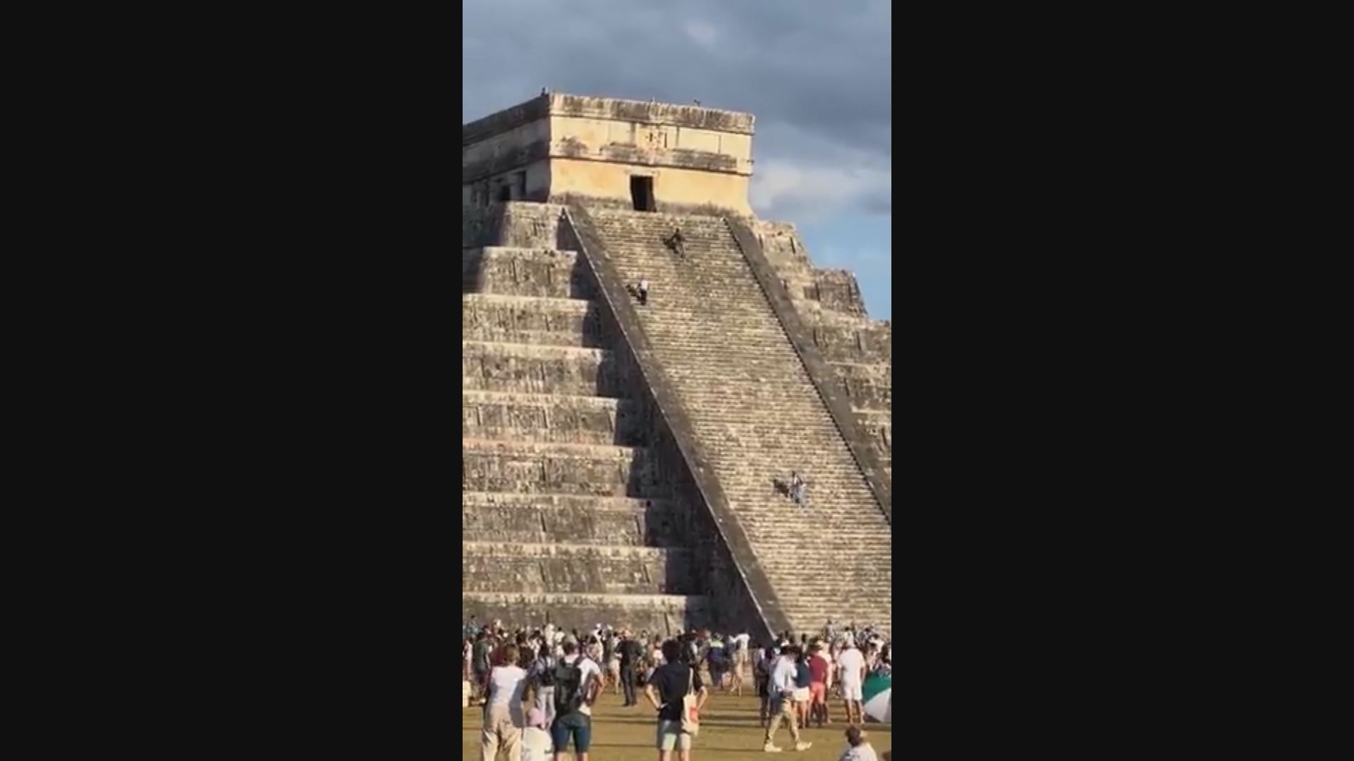 神聖不可侵犯｜德國遊客無視禁令　爬上墨西哥瑪雅金字塔被追打受傷