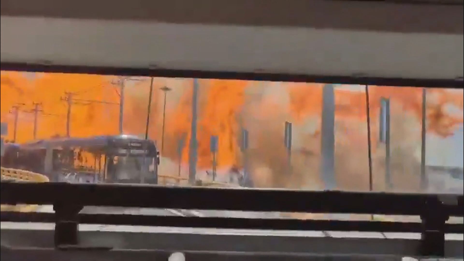 墨西哥城有運載汽油罐貨車在高速公路爆炸起火　至少4死90傷(周諾姸報道)