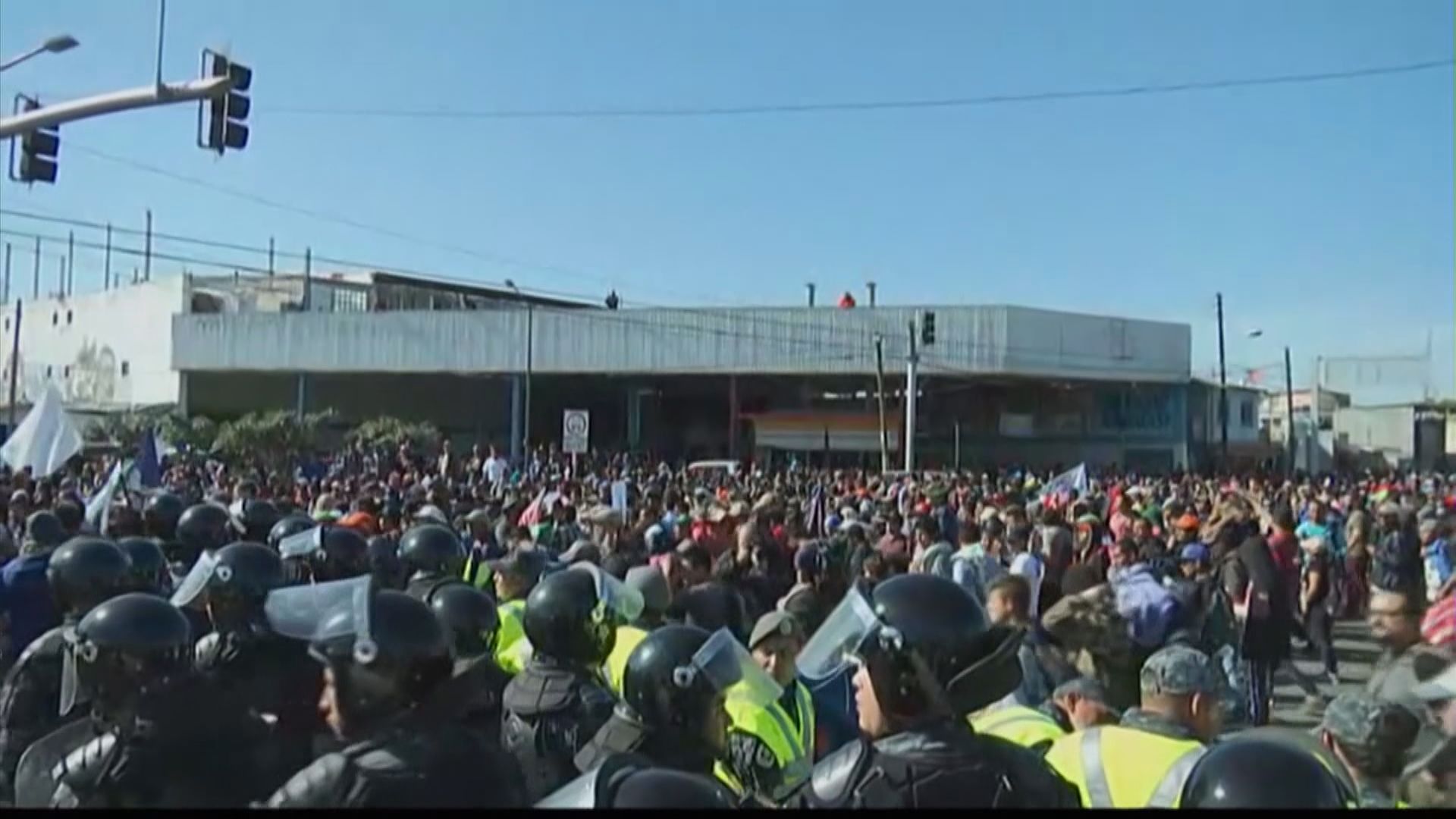 大批難民衝擊美墨邊境美方關閉邊境