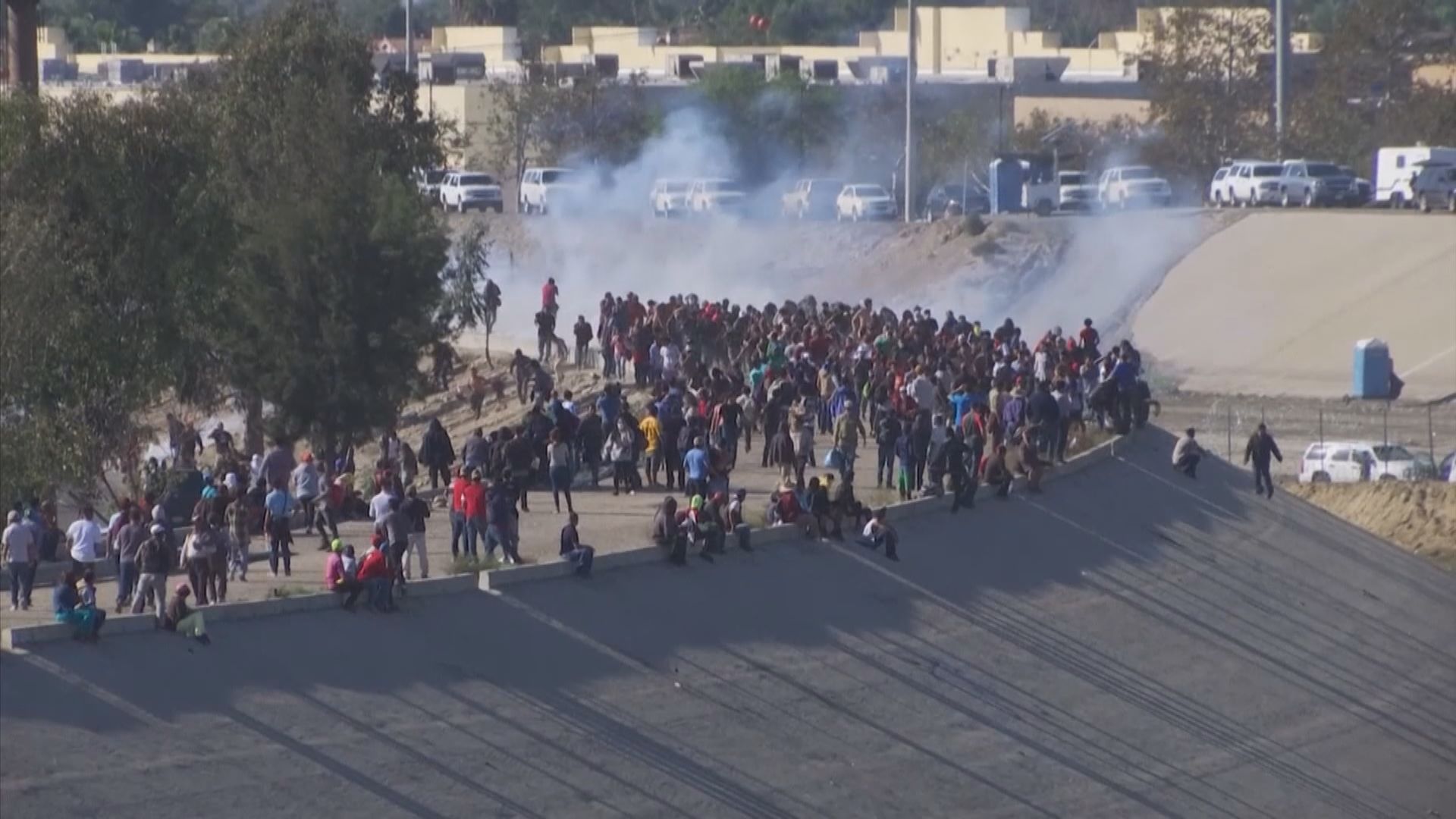 美國邊防人員施放催淚氣阻難民越境