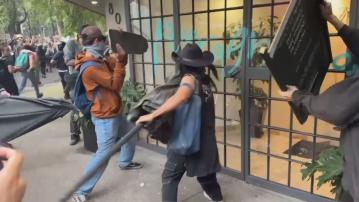 墨西哥城示威抗議外國人湧入推高房租　有商戶遭搶掠遊客被滋擾