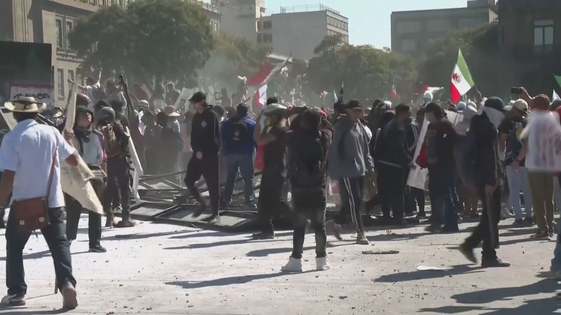 墨西哥抗議政府維持治安不力釀衝突　120人傷