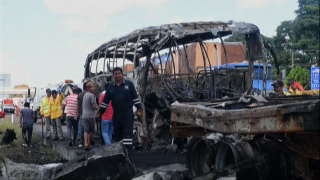 墨西哥載客巴士被撞起火13死