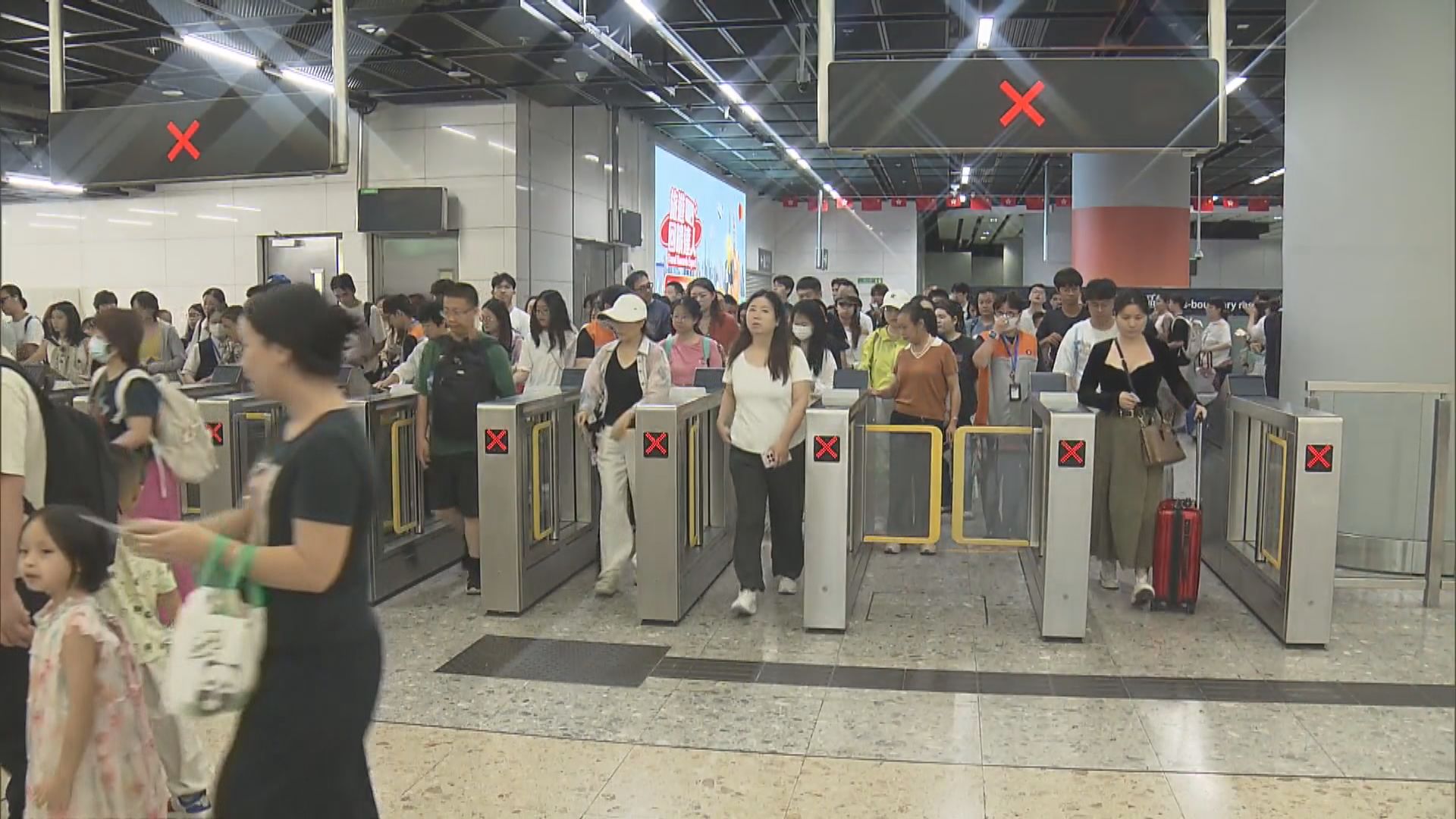 中秋節內地三日連假　大批內地客坐高鐵抵港　趁黃金周前來港避人潮
