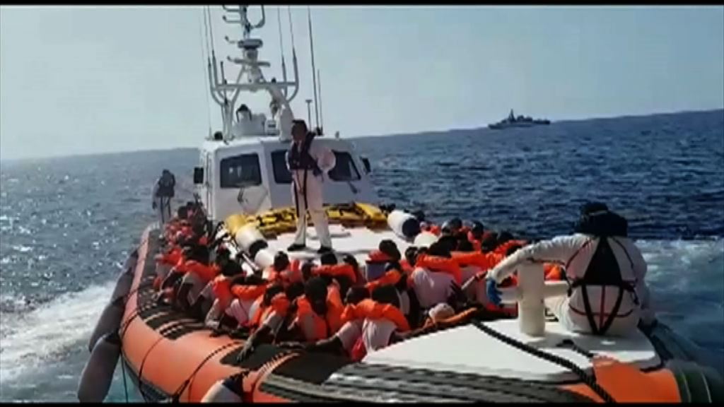 意大利派船護送滯留難民往西班牙