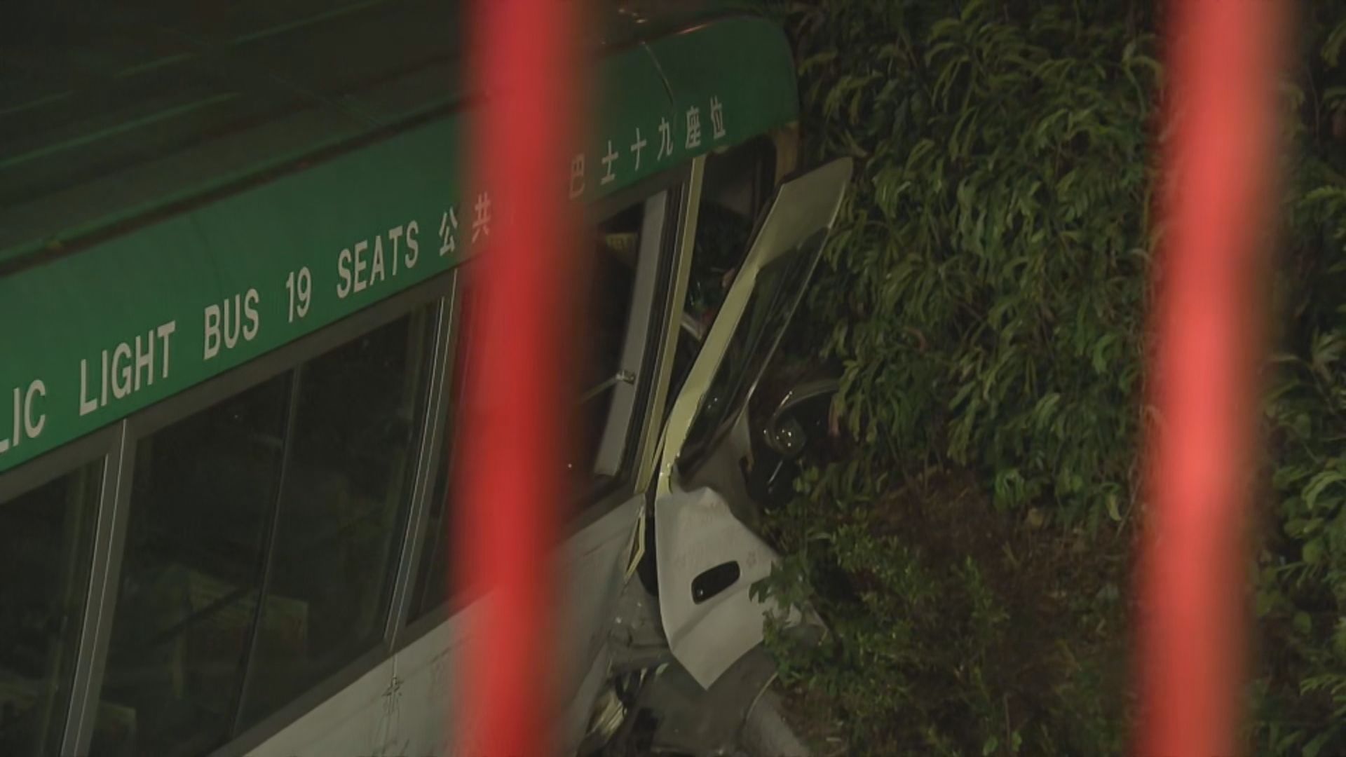 沙田小巴失控跌落行人隧道　三人受輕傷