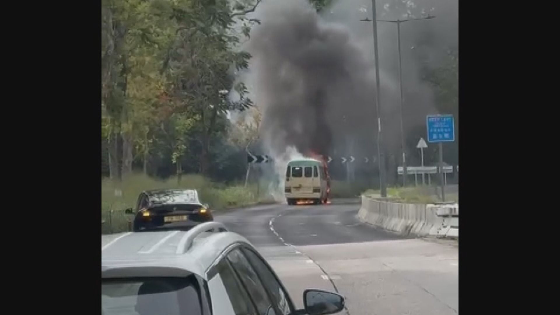 葵涌青山公路專線小巴冒煙　無人傷