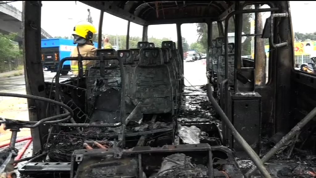 落馬洲專線小巴起火焚毀