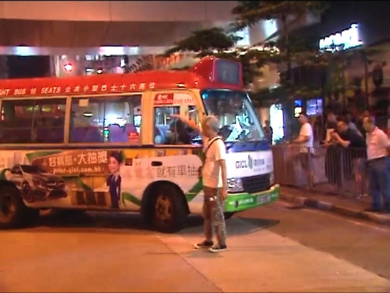 警方斥小巴司機堵塞馬路不負責任