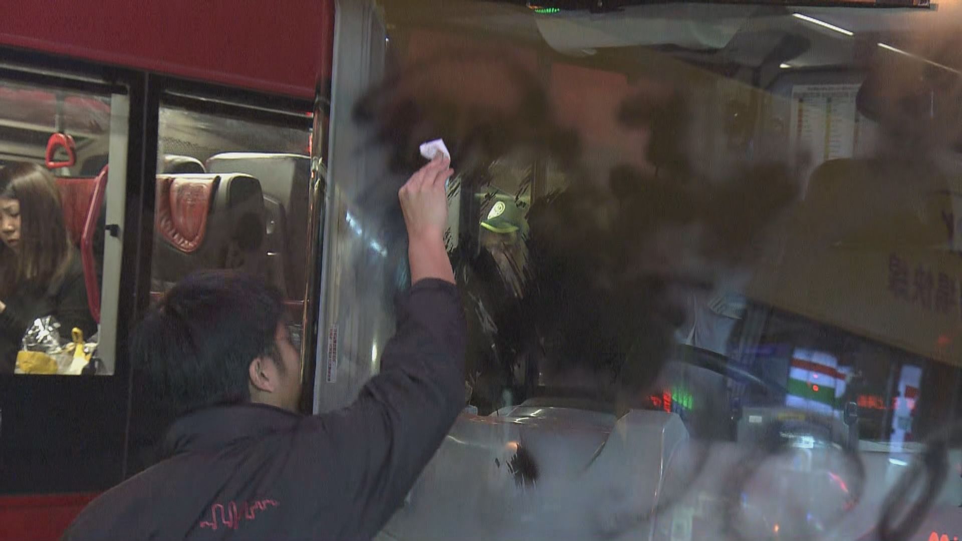 旺角佐敦多輛巴士擋風玻璃被人用噴漆塗污