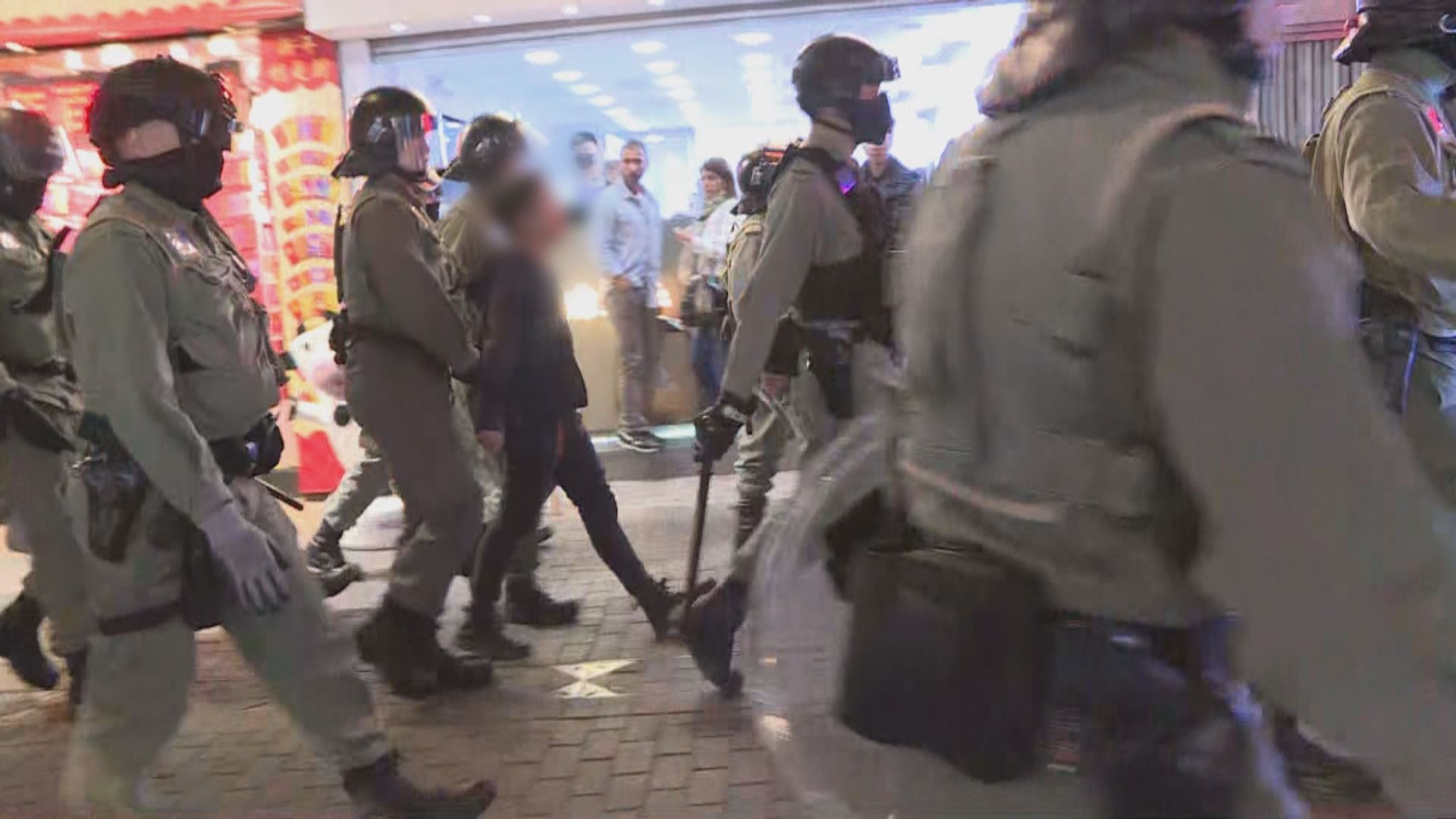 有人疑在旺角堵路　最少三人被警方帶走