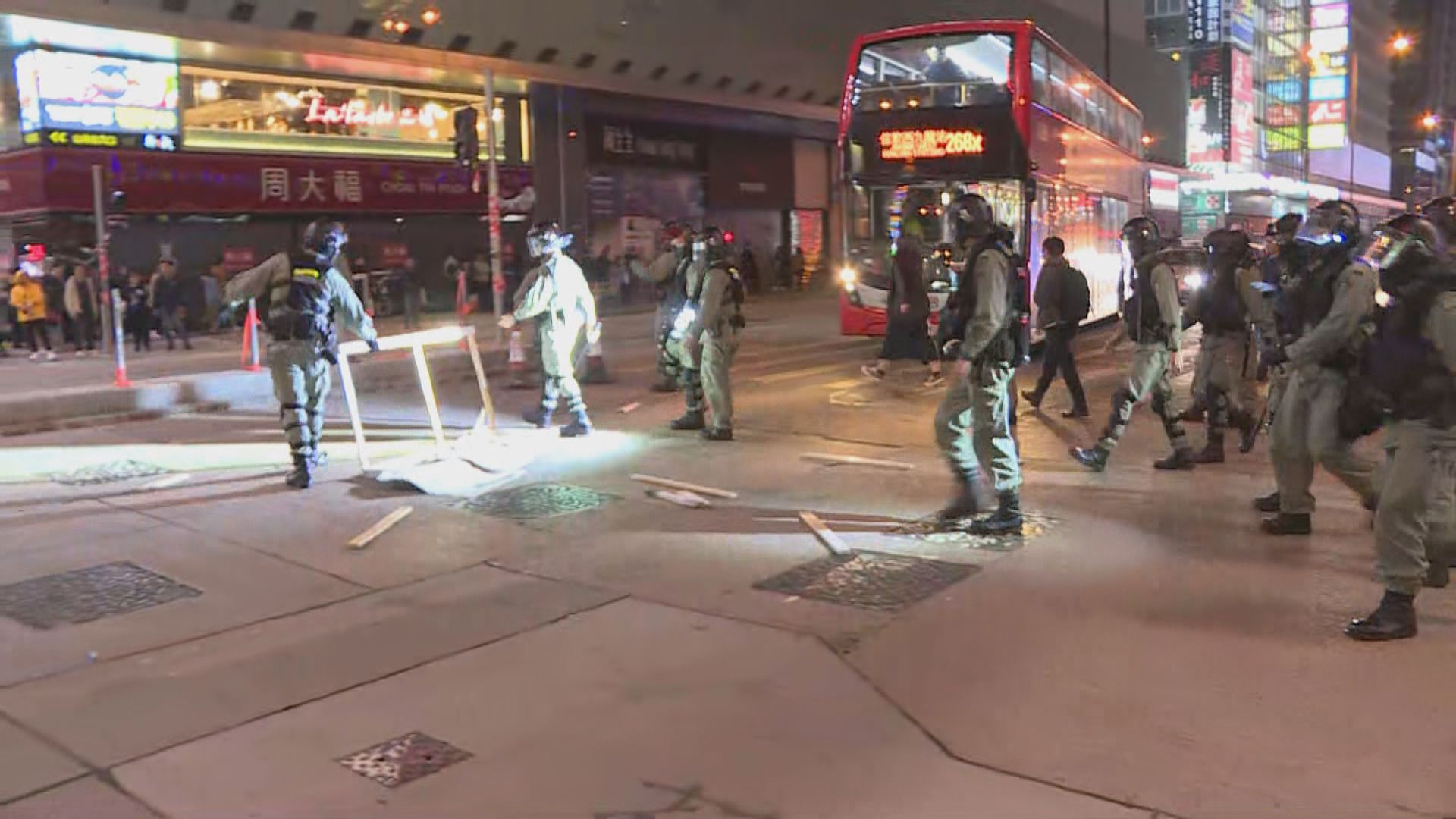 旺角佐敦有人用卡板堵塞彌敦道　防暴到場清走路障