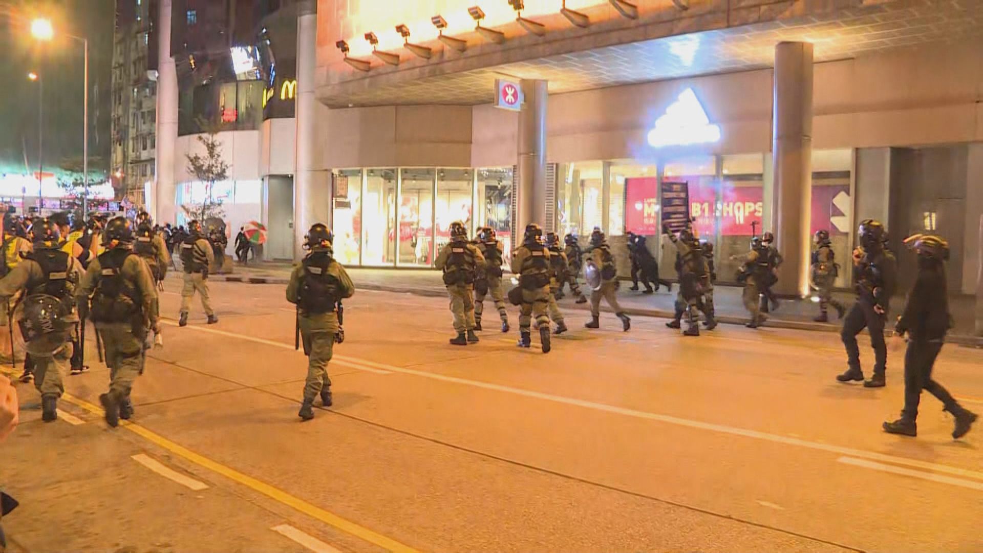 警方朗豪坊外施放催淚彈