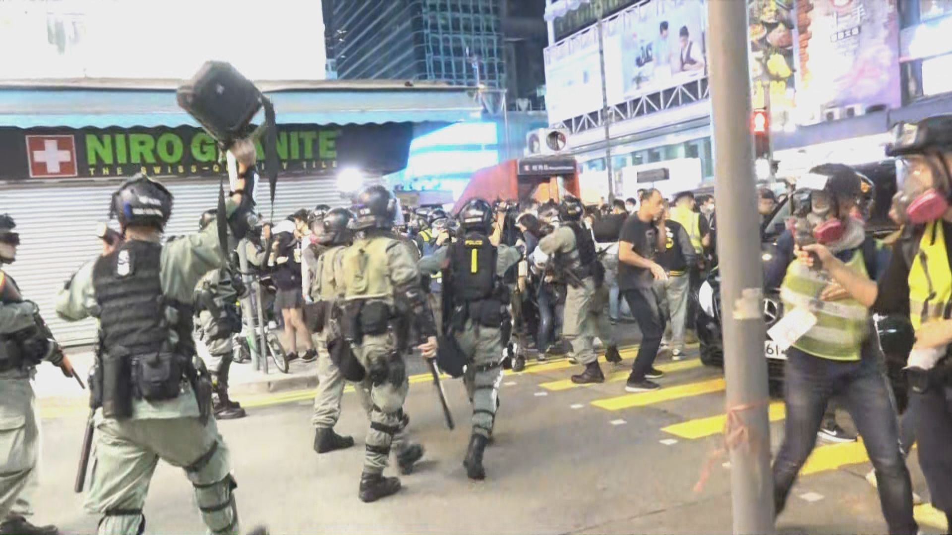 警方朗豪坊外施放催淚彈及胡椒噴霧