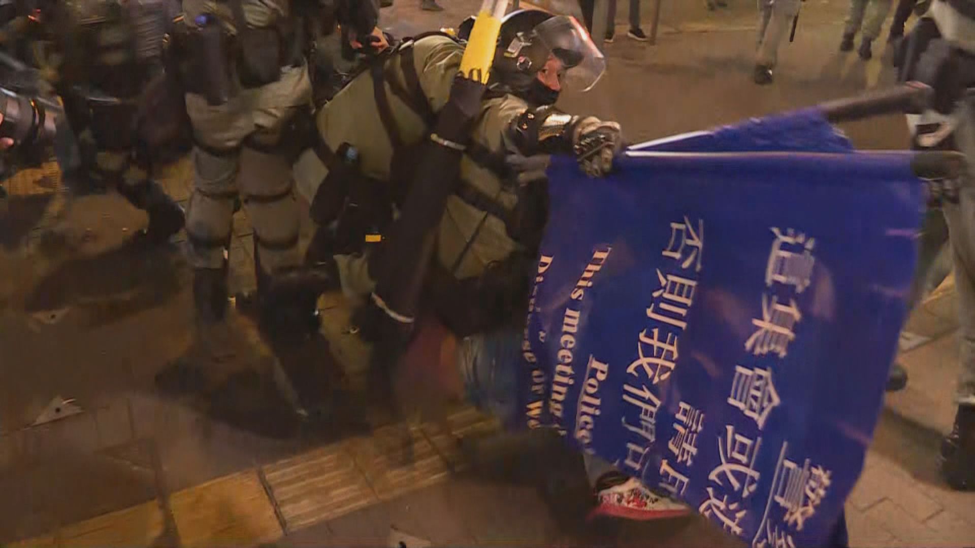 警方入夜後多次在旺角驅散人群　制服多人