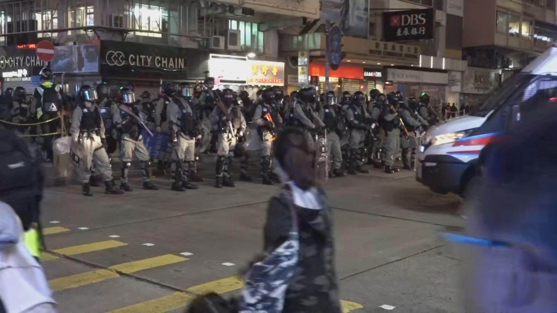 旺角有人堵路　大批防暴警察持槍戒備