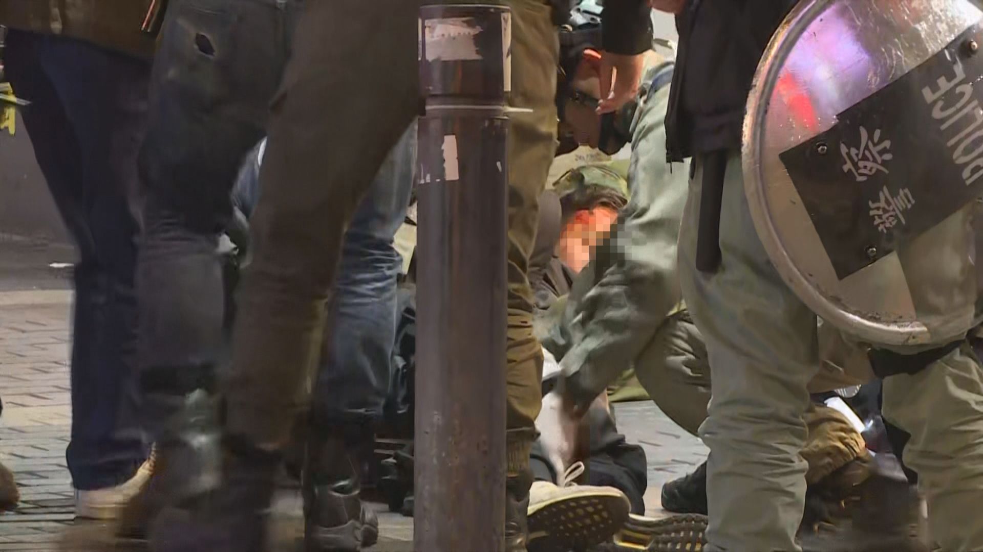 旺角晚上有人快閃堵路　警員制服至少一人