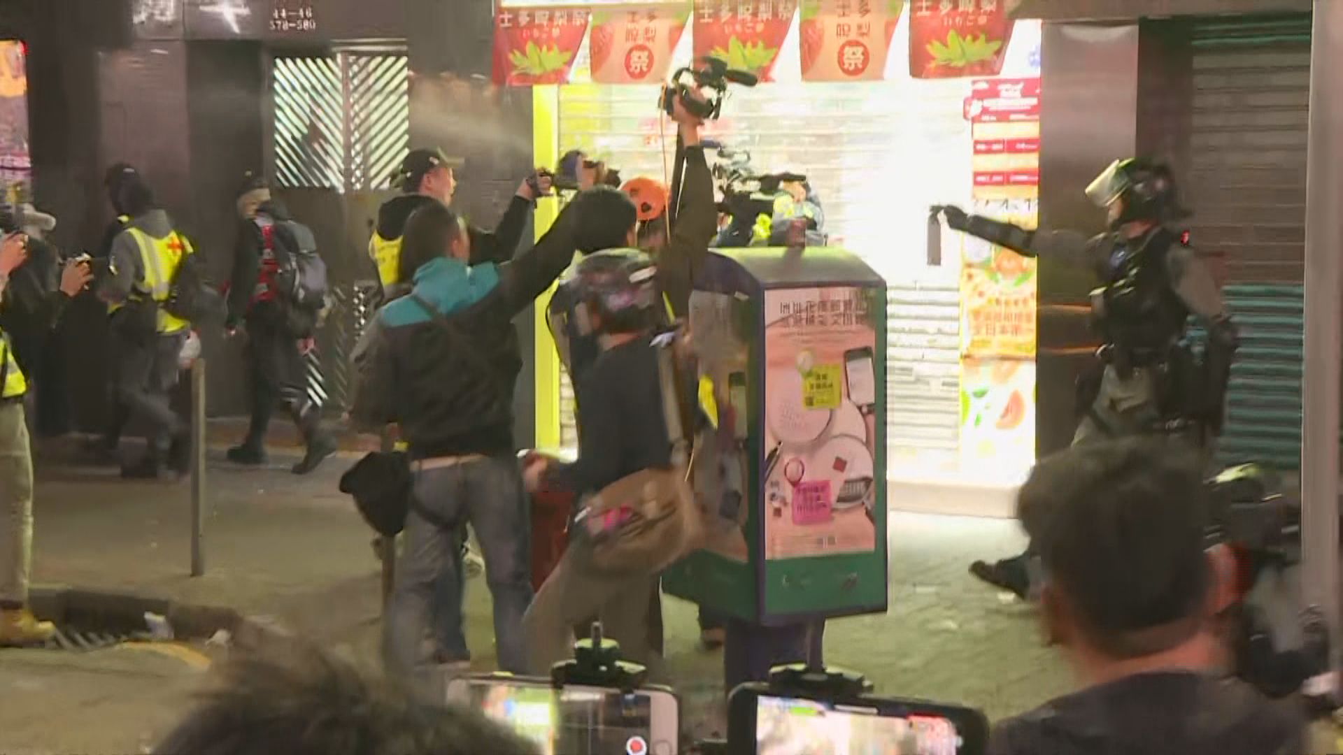 防暴警旺角施放胡椒噴霧　在場採訪記者被噴中