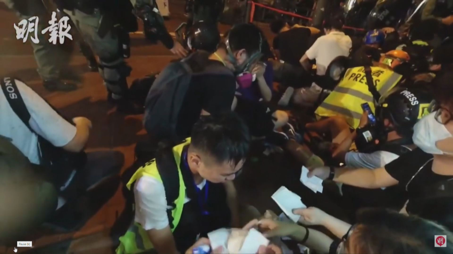 明報記者採訪期間遭警方要求蹲下及停止拍攝