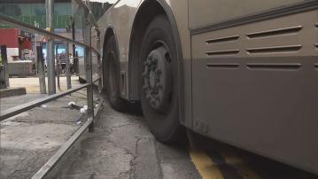 旺角有男子被夾在巴士和欄杆中間 受傷送院