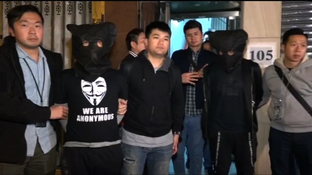 警拘兩男涉多宗店舖手機盜竊