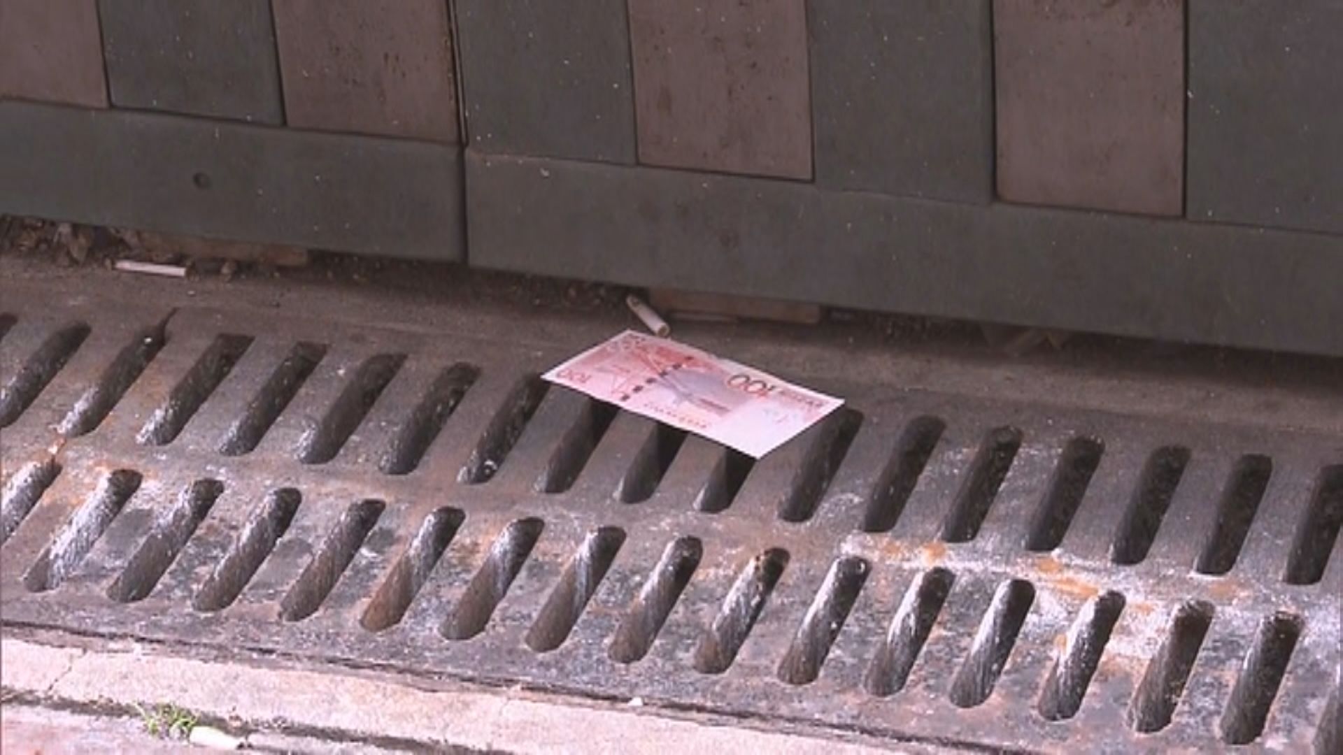 深水埗撒錢案現場仍有零星鈔票