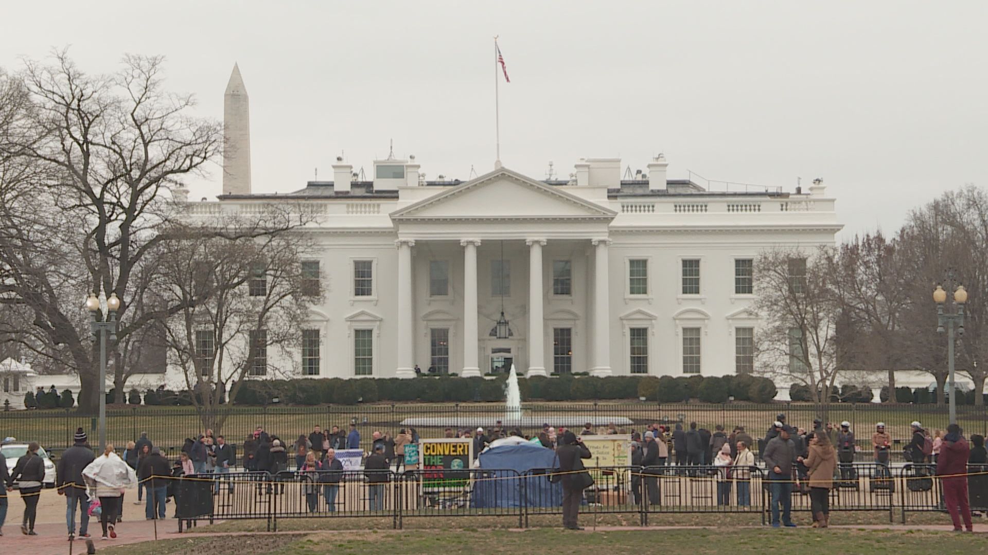 穆迪下調美國最高主權信用評級　因美國政府債務增加