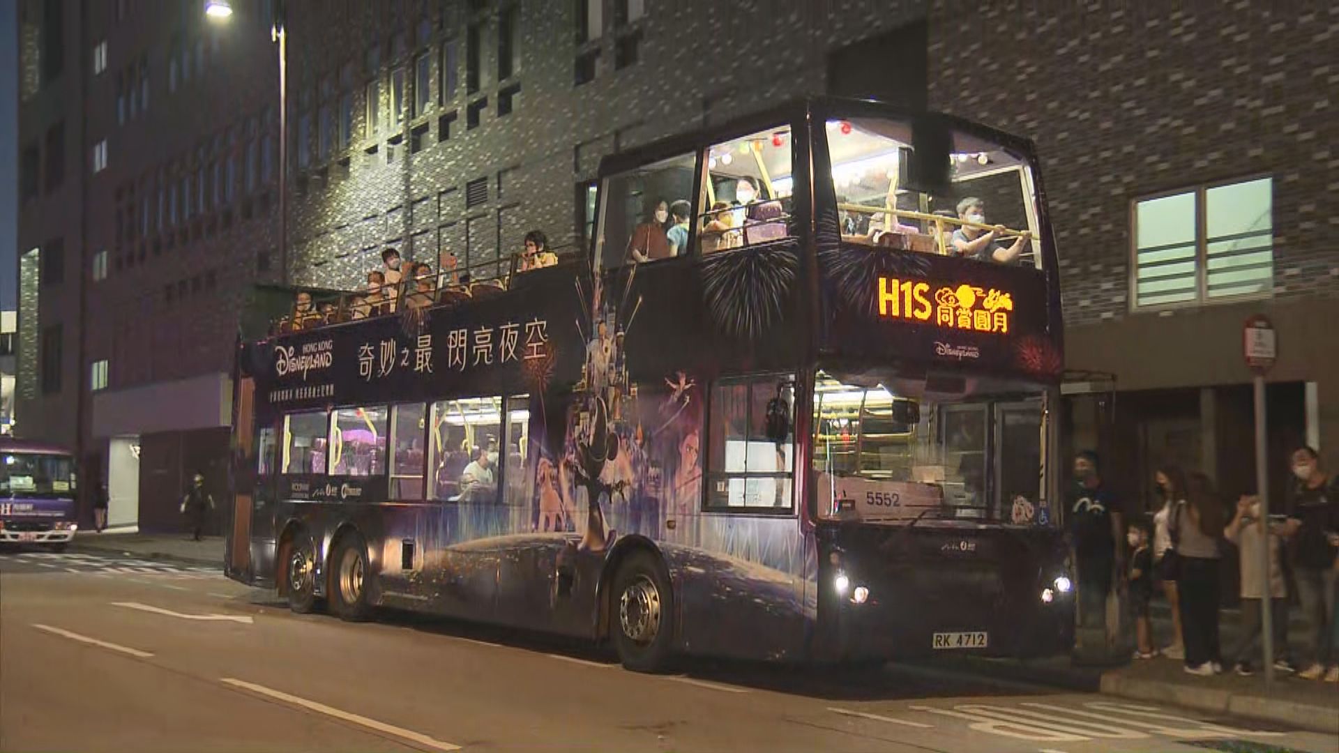 開篷巴士帶乘客「流動」式賞月