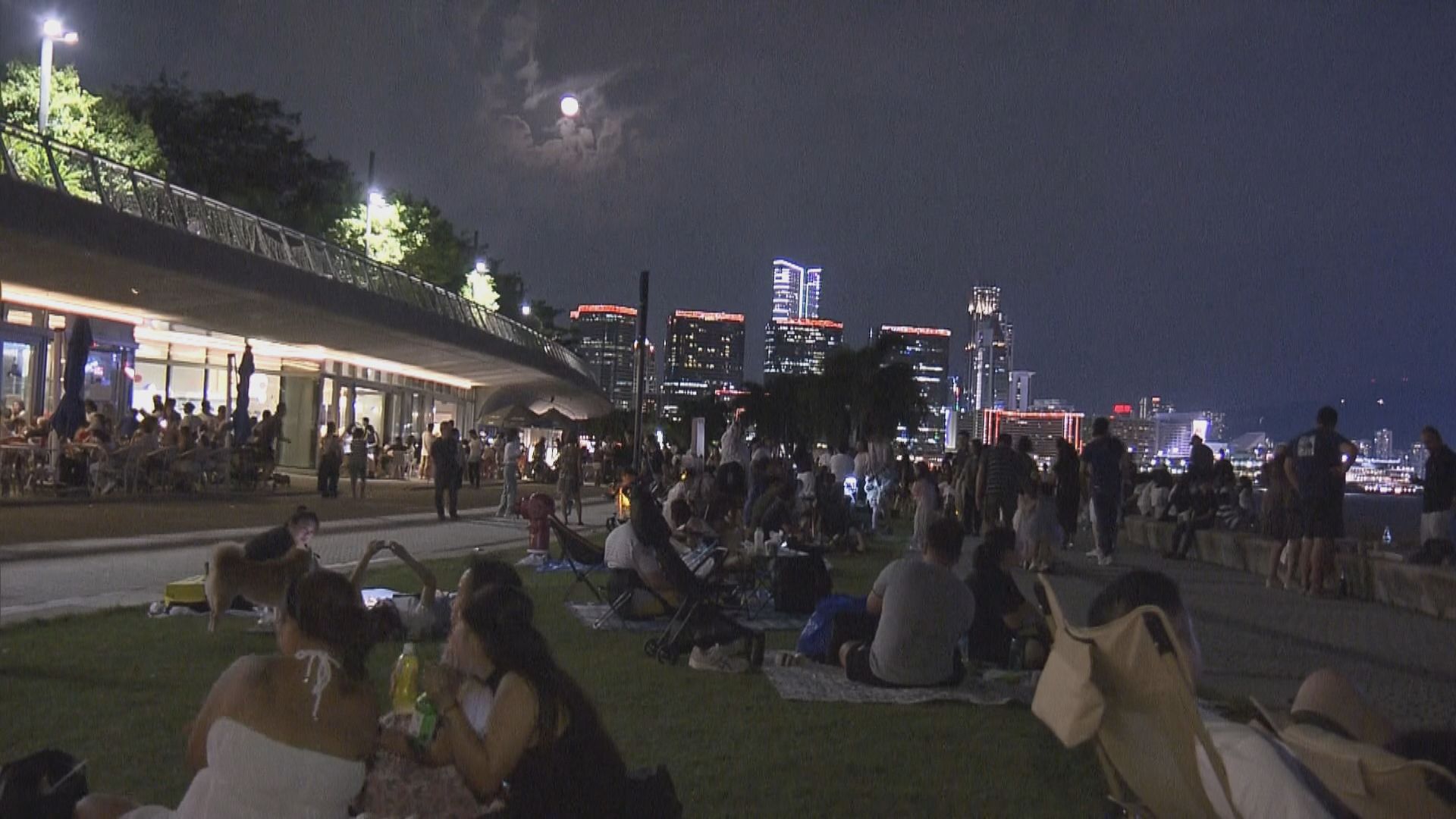 西九海濱迫滿追月人潮